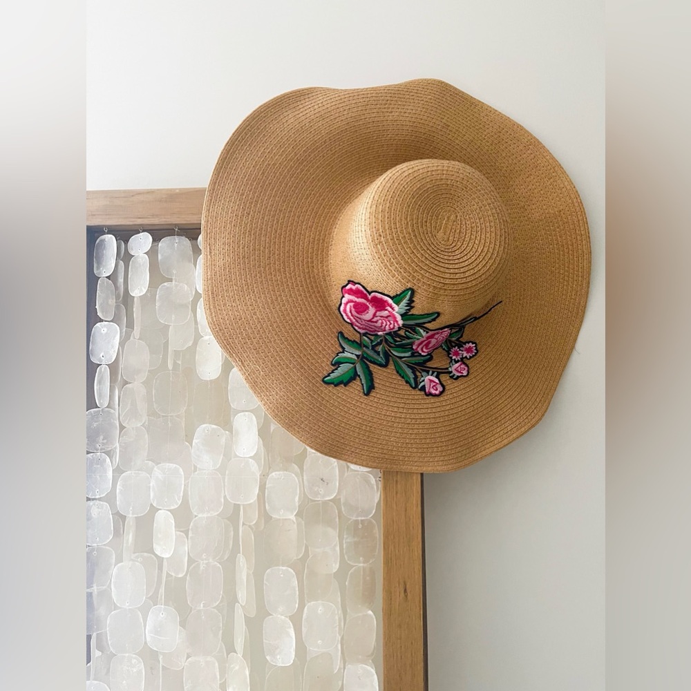 Lulus sun hat with flower NWT